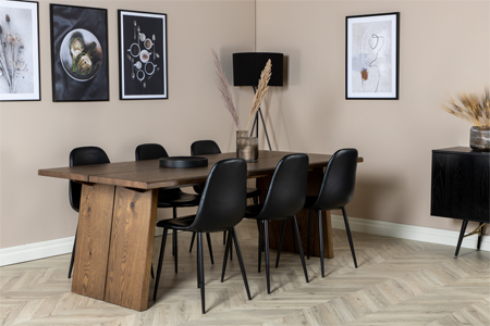 table de repas en bois foncé et chaises modernes